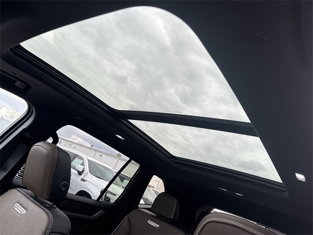 GMC Acadia Vehicle Full-screen Gallery Image 22