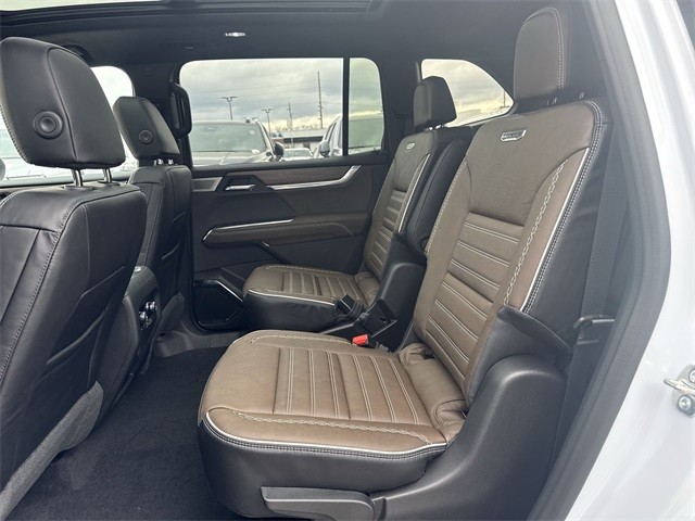 GMC Acadia Vehicle Full-screen Gallery Image 23