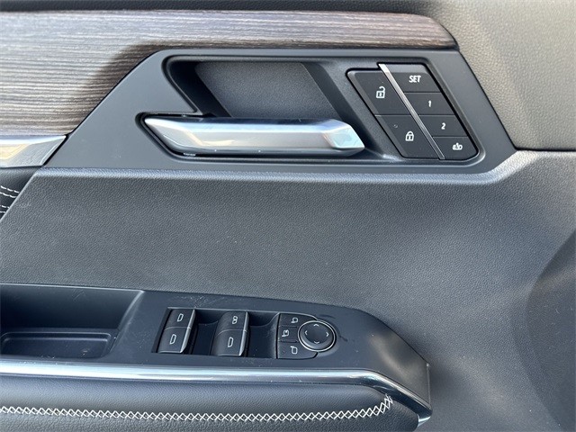 GMC Acadia Vehicle Full-screen Gallery Image 13