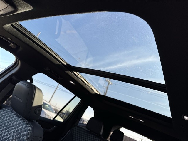 GMC Acadia Vehicle Full-screen Gallery Image 22