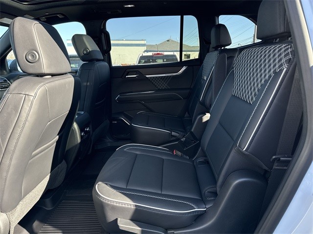 GMC Acadia Vehicle Full-screen Gallery Image 23