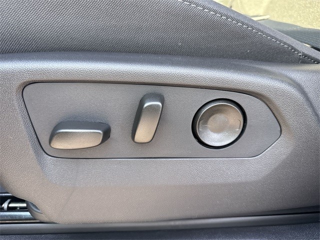 GMC Sierra 1500 Vehicle Full-screen Gallery Image 12