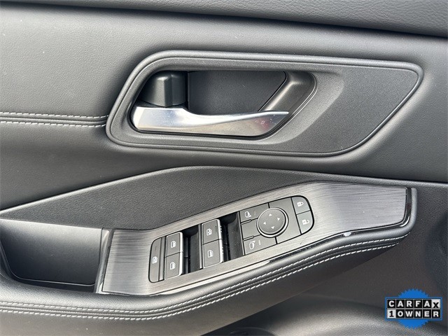 Nissan Rogue Vehicle Full-screen Gallery Image 27