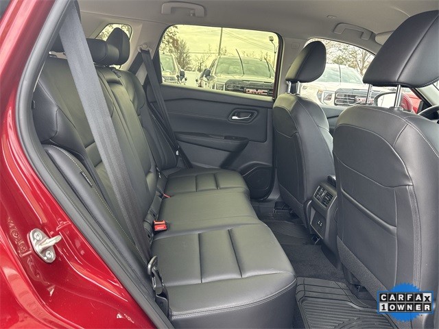 Nissan Rogue Vehicle Full-screen Gallery Image 30