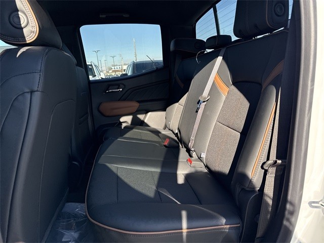 GMC Canyon Vehicle Full-screen Gallery Image 22