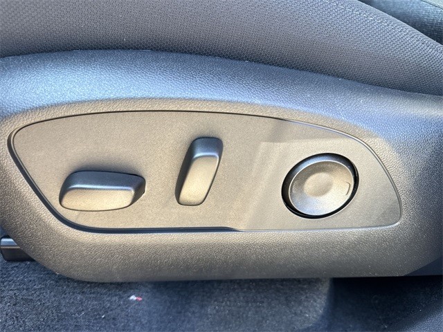 GMC Acadia Vehicle Full-screen Gallery Image 12