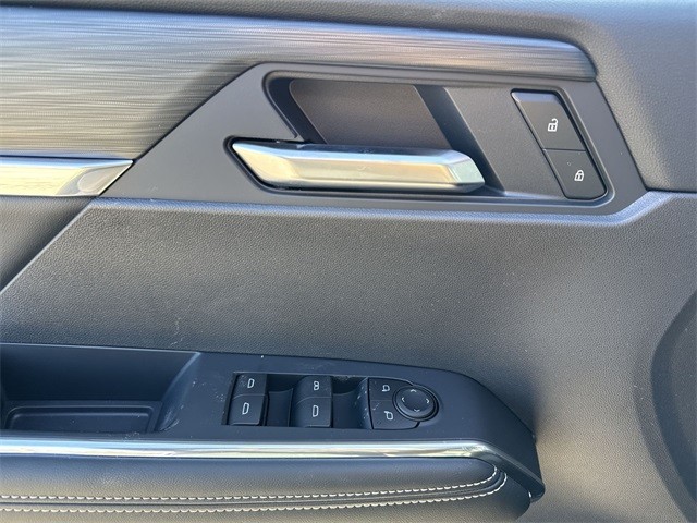 GMC Acadia Vehicle Full-screen Gallery Image 13