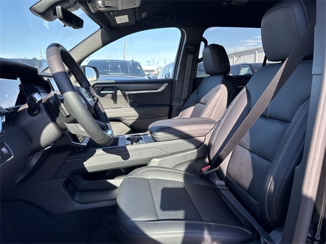 GMC Acadia Vehicle Full-screen Gallery Image 11