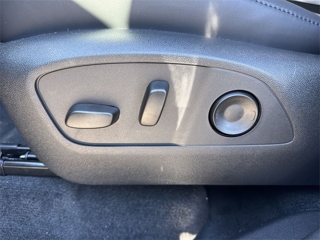 GMC Acadia Vehicle Full-screen Gallery Image 12