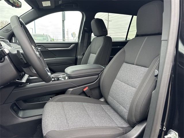 GMC Acadia Vehicle Full-screen Gallery Image 11