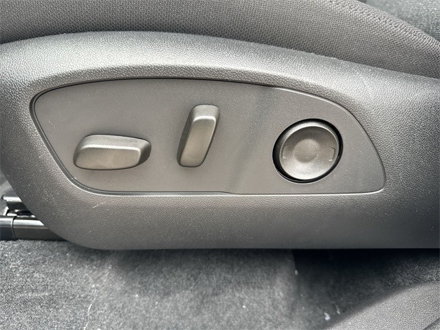 GMC Acadia Vehicle Full-screen Gallery Image 12