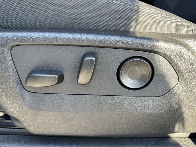 GMC Sierra 1500 Vehicle Full-screen Gallery Image 12