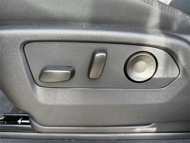 GMC Sierra 1500 Vehicle Full-screen Gallery Image 12