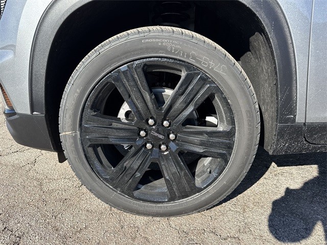 GMC Acadia Vehicle Full-screen Gallery Image 10