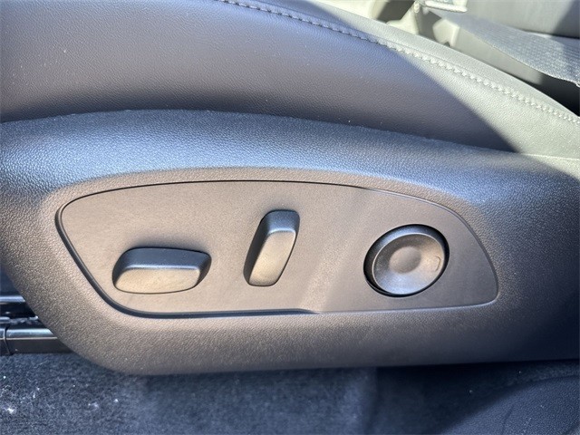 GMC Acadia Vehicle Full-screen Gallery Image 12