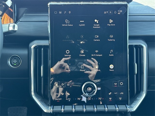 GMC Acadia Vehicle Full-screen Gallery Image 16