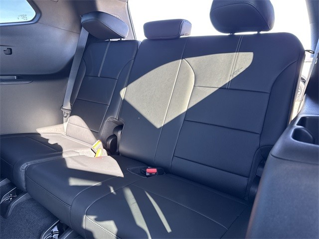 GMC Acadia Vehicle Full-screen Gallery Image 23