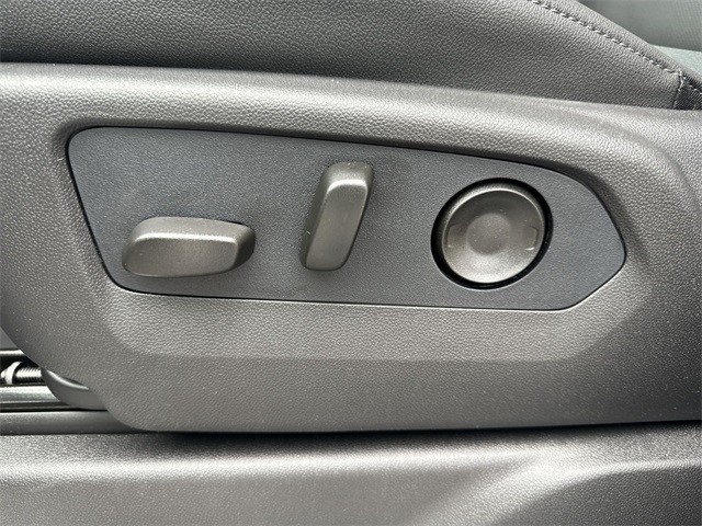 GMC Sierra 1500 Vehicle Full-screen Gallery Image 12