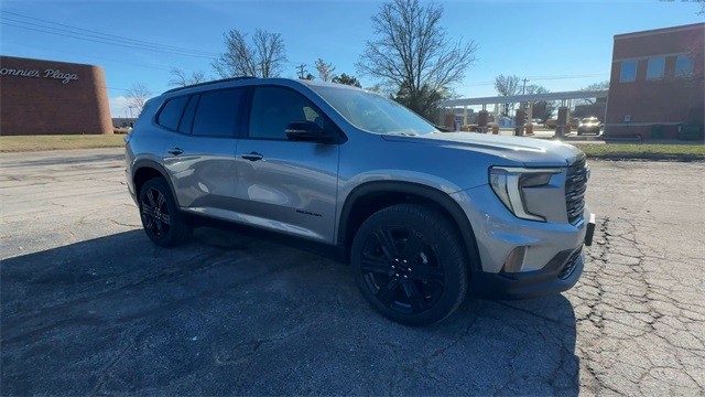 GMC Acadia Vehicle Full-screen Gallery Image 02