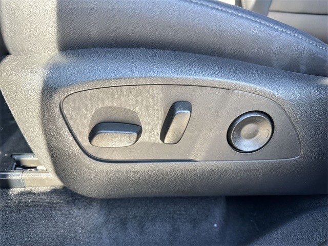 GMC Acadia Vehicle Full-screen Gallery Image 12