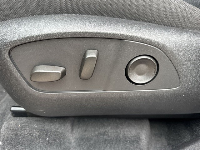 GMC Acadia Vehicle Full-screen Gallery Image 12