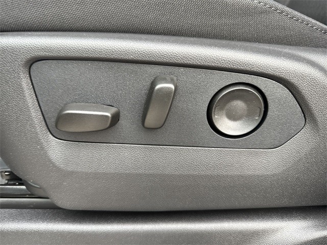 GMC Sierra 3500HD Vehicle Full-screen Gallery Image 12