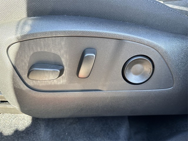 GMC Acadia Vehicle Full-screen Gallery Image 12