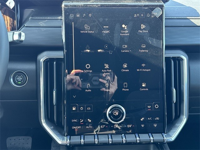 GMC Acadia Vehicle Full-screen Gallery Image 16