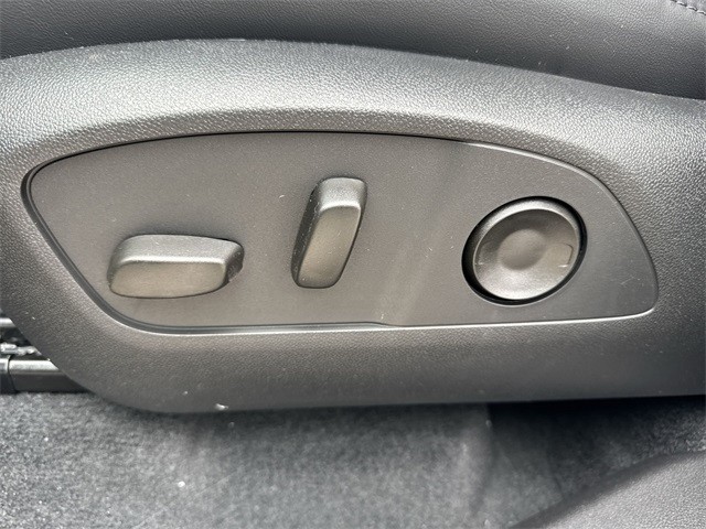 GMC Acadia Vehicle Full-screen Gallery Image 12