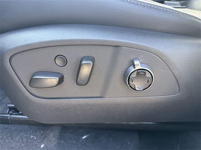 Buick Enclave Vehicle Full-screen Gallery Image 12