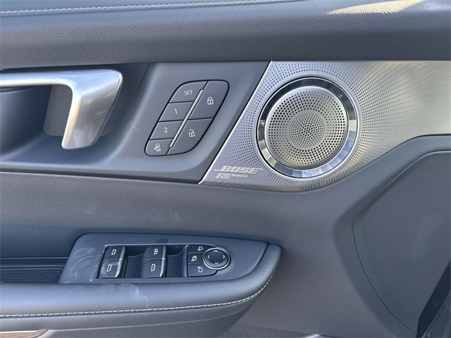 Buick Enclave Vehicle Full-screen Gallery Image 13