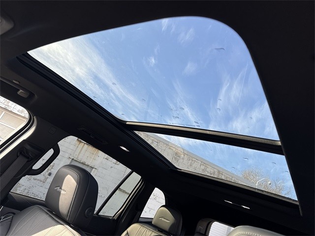 Buick Enclave Vehicle Full-screen Gallery Image 22