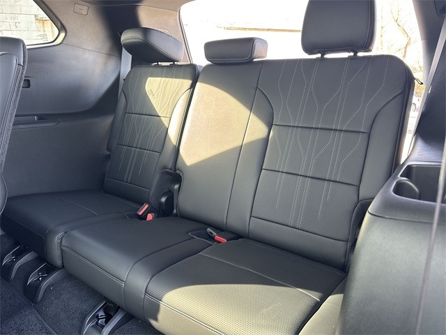 Buick Enclave Vehicle Full-screen Gallery Image 24