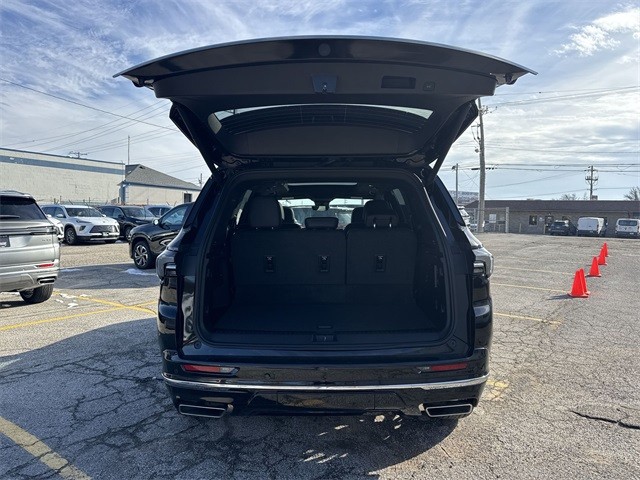 Buick Enclave Vehicle Full-screen Gallery Image 25