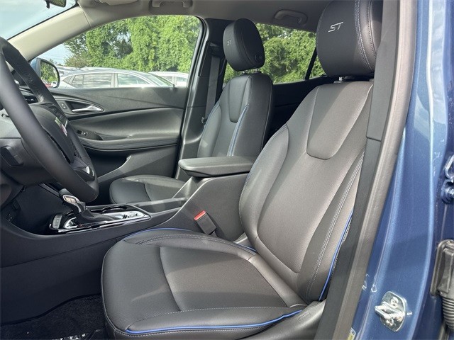 Buick Encore GX Vehicle Full-screen Gallery Image 11