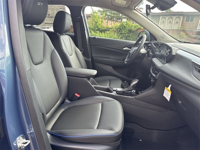 Buick Encore GX Vehicle Full-screen Gallery Image 23