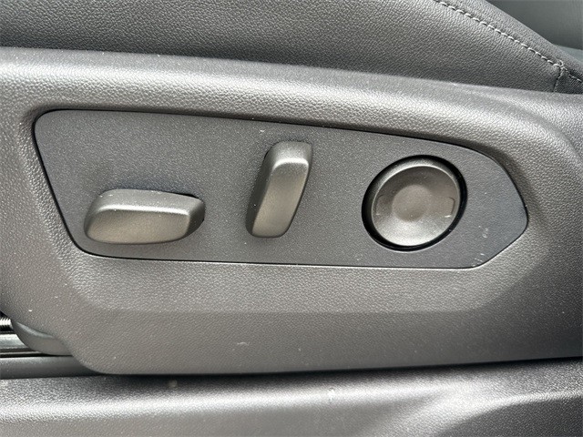 GMC Sierra 1500 Vehicle Full-screen Gallery Image 12