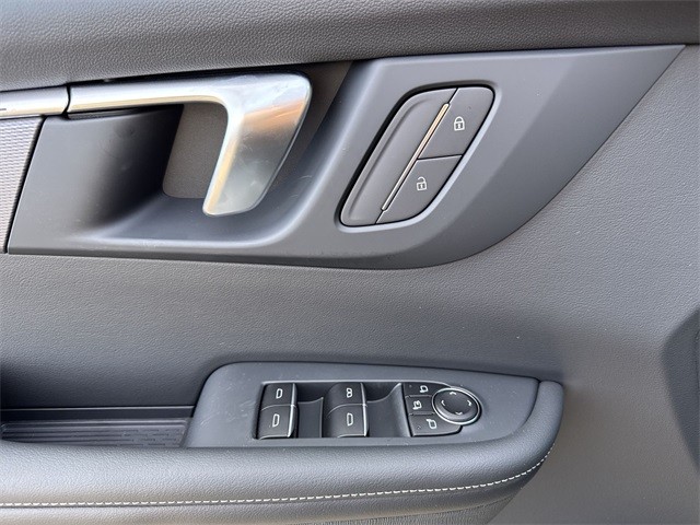 Buick Enclave Vehicle Full-screen Gallery Image 13