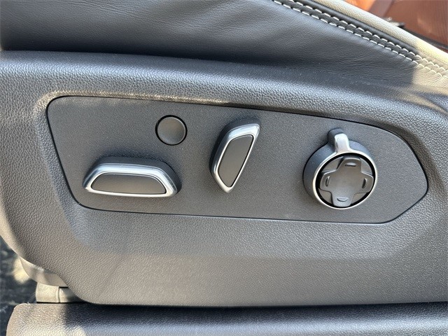 GMC Sierra 1500 Vehicle Full-screen Gallery Image 12