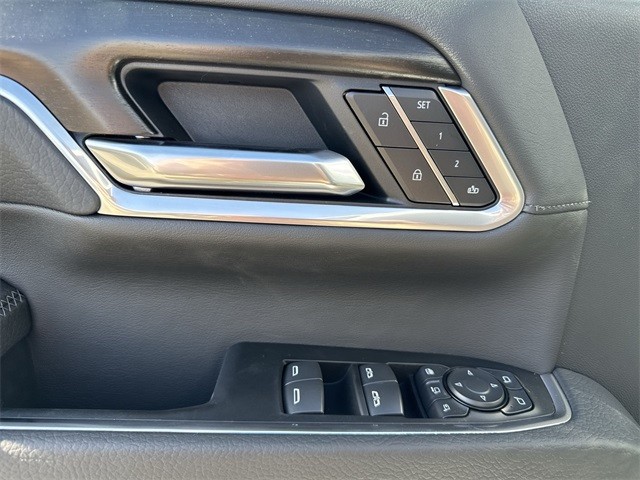 GMC Sierra 3500HD Vehicle Full-screen Gallery Image 13