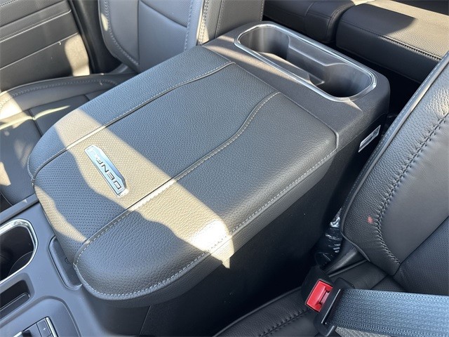 GMC Sierra 3500HD Vehicle Full-screen Gallery Image 21