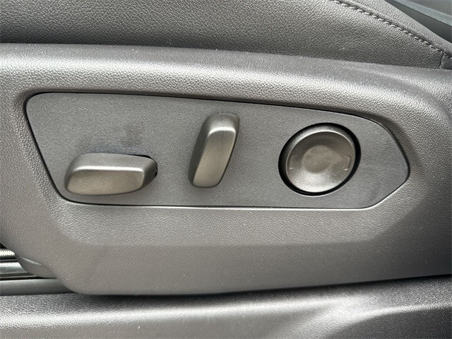 GMC Sierra 1500 Vehicle Full-screen Gallery Image 12