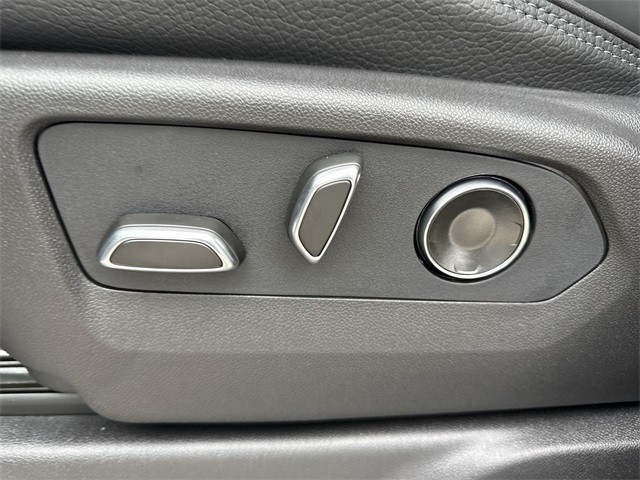 GMC Sierra 1500 Vehicle Full-screen Gallery Image 12