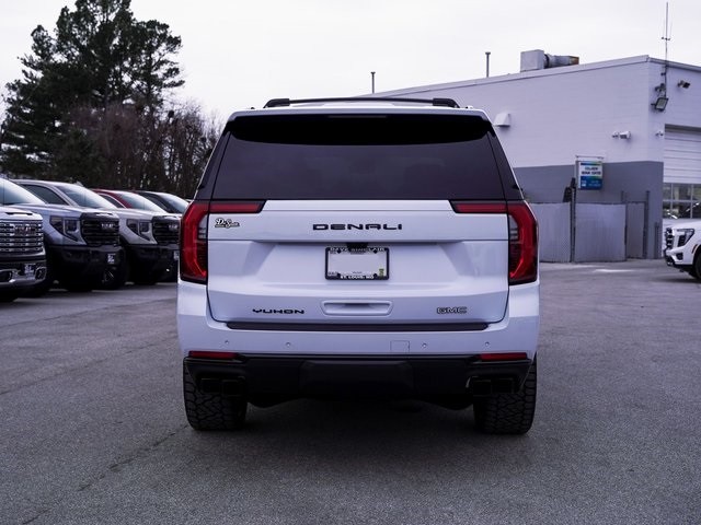 GMC Yukon Vehicle Full-screen Gallery Image 06
