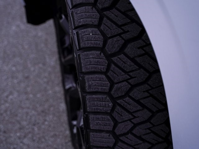 GMC Yukon Vehicle Full-screen Gallery Image 12