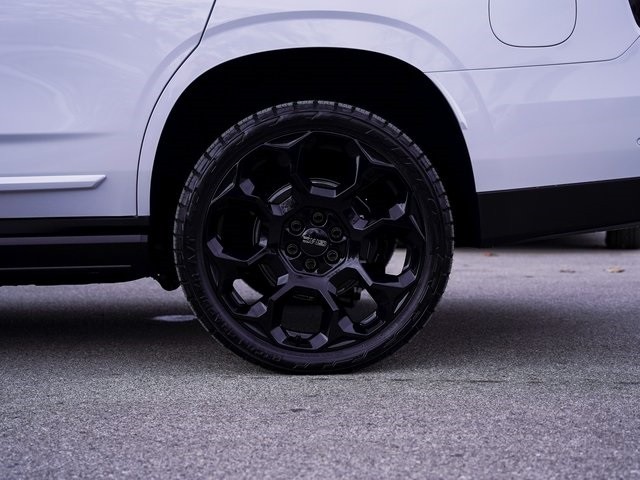 GMC Yukon Vehicle Full-screen Gallery Image 14