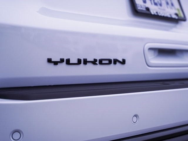 GMC Yukon Vehicle Full-screen Gallery Image 17