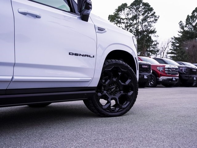 GMC Yukon Vehicle Full-screen Gallery Image 19