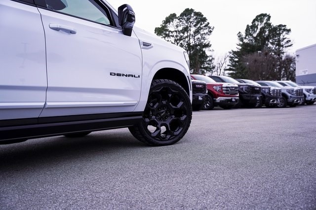 GMC Yukon Vehicle Full-screen Gallery Image 20