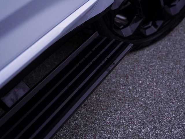 GMC Yukon Vehicle Full-screen Gallery Image 24